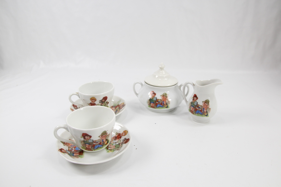 Barneservise i porselen – dekor med barnemotiver – 1900-tallet
