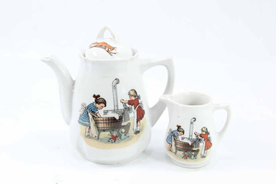 Barneservise i porselen – kaffekanne og fløtemugge – dekor med barn i lek – 1900-tallet
