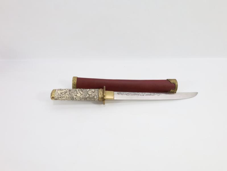 Dekorativt asiatisk sverd/kniv med utskåret håndtak og slire, ca. midten av 1900-tallet
