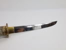 Dekorativt asiatisk sverd/kniv med utskåret håndtak og slire, ca. midten av 1900-tallet
