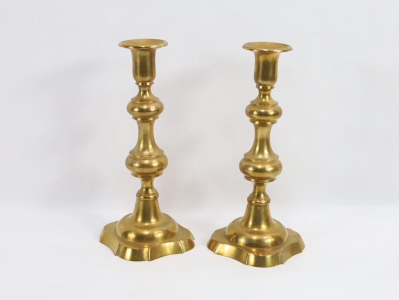 Par messing lysestaker – klassisk form, 1900-tallet
