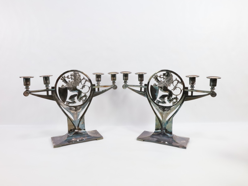 Par store kandelabre i sølvplett med heraldisk løve – datert 1911
