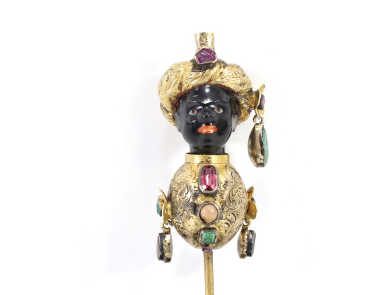 Antikk hattnål med “Blackamoor”-motiv – gullbelagt med smykkestener, 1600–1700-tallet
