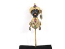 Antikk hattnål med “Blackamoor”-motiv – gullbelagt med smykkestener, 1600–1700-tallet
