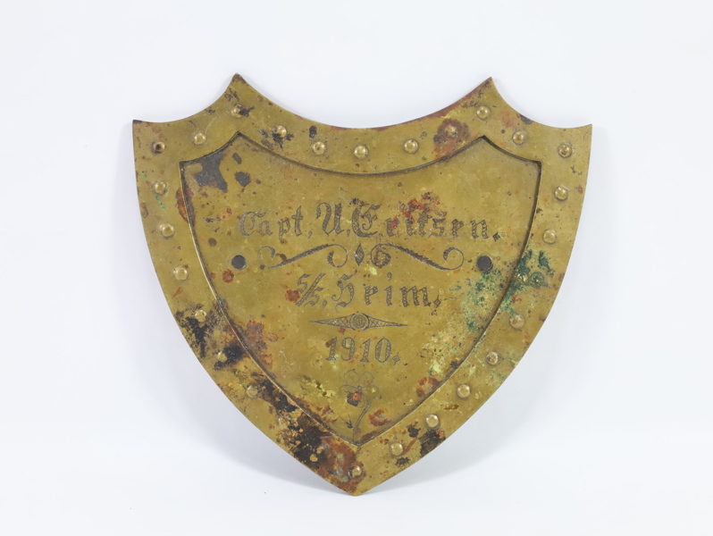 Messingplakett i skjoldform – Capt. U. Eriksen, S/S Frim, 1910
