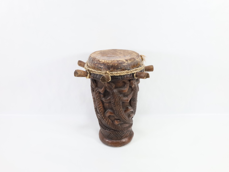 Afrikansk håndskåret tromme – tre og skinn, ca. midten av 1900-tallet
