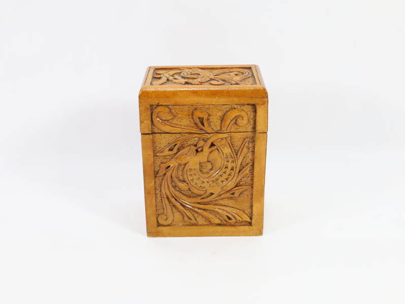 Treskåret kortstokk-holder – datert 1934


