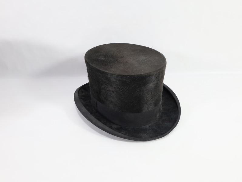 Svart flosshatt i høy form – i originalt hattetuie fra Hans H. Holm, Oslo

