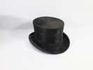 Svart flosshatt i høy form – i originalt hattetuie fra Hans H. Holm, Oslo
