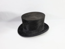 Svart flosshatt i høy form – i originalt hattetuie fra Hans H. Holm, Oslo