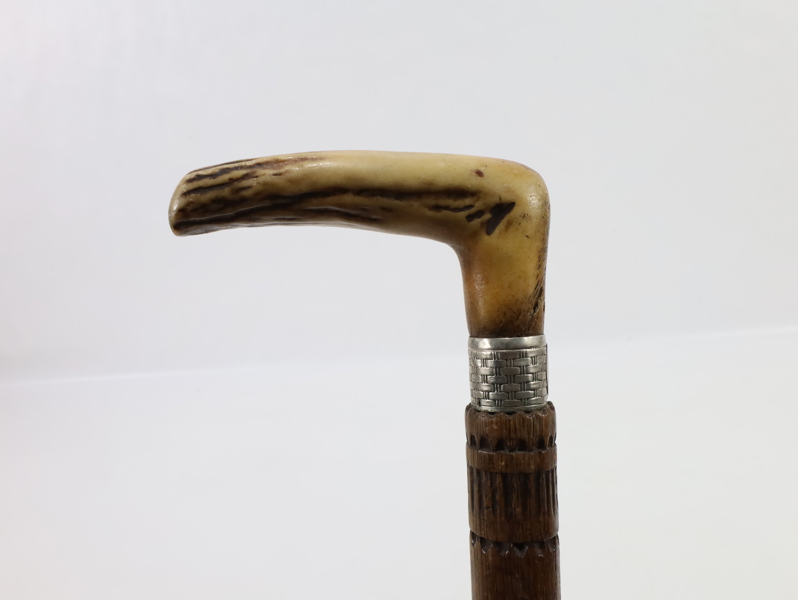 Antikk spaserstokk med hjortehornshåndtak og sølvmansjett – datert 1896
