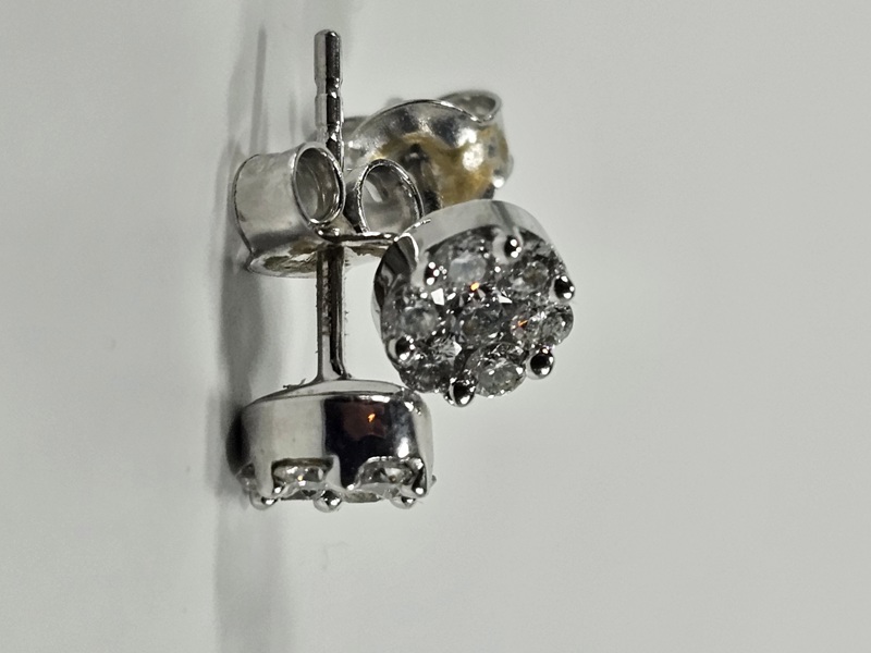 Øredobber i 14 karat hvitt gull med diamanter
