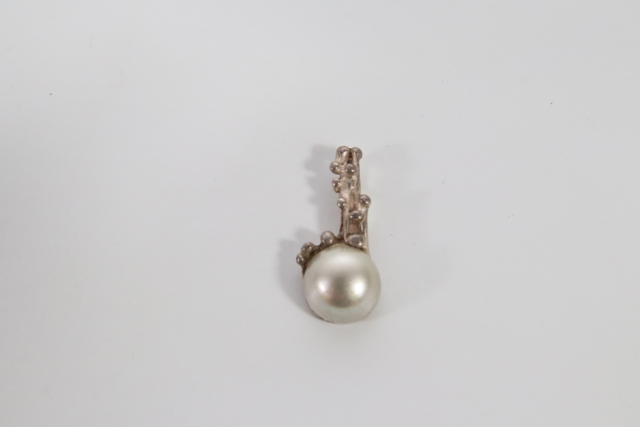 Anheng med perle – elegant design i sterling sølv 925s med dekorativ øsken