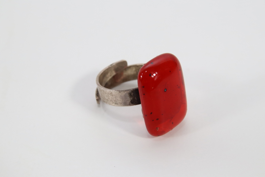 Statement-ring med rød stein – sterling sølv 925, justerbar