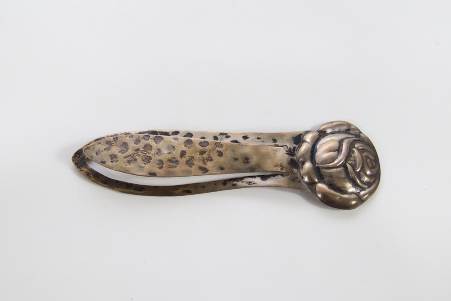Bokmerke med rosemotiv – håndhamret sølv 830s, art nouveau-stil
