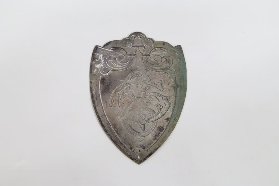 Frakkeskjold med våpenskjold – sølv 830, gravert ornamentikk