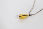 Halskjede med dråpeanheng i gul emalje – sølv 925, snorlenke