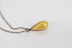 Halskjede med dråpeanheng i gul emalje – sølv 925, snorlenke