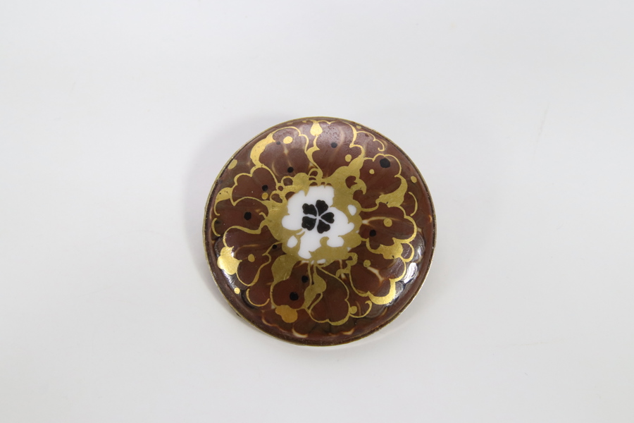 Brosje/anheng i porselen av Anne-Marie Ødegaard