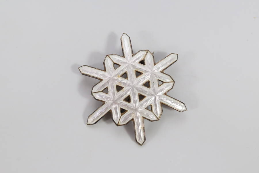 Brosje i 925 sterling sølv med hvit emalje - snøkrystall