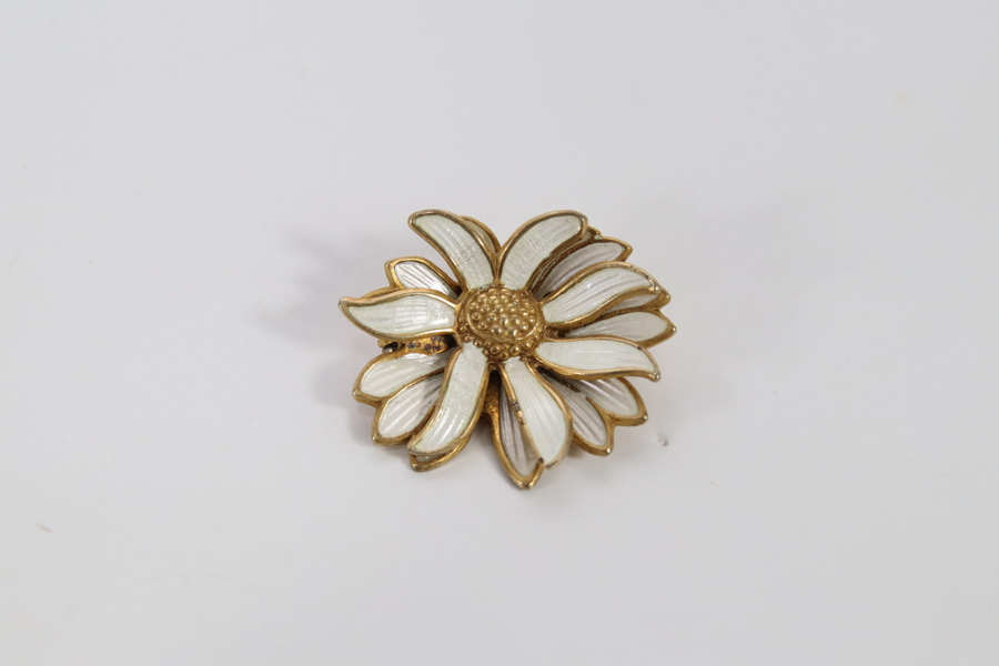 Brosje i 925 sterling sølv med hvit emalje - David Andersen