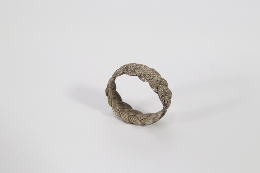 Ring med flettmønster