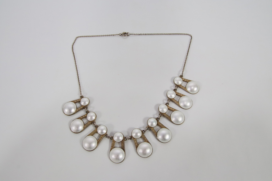 Halskjede i forgylt 925 sterling sølv med hvit emalje