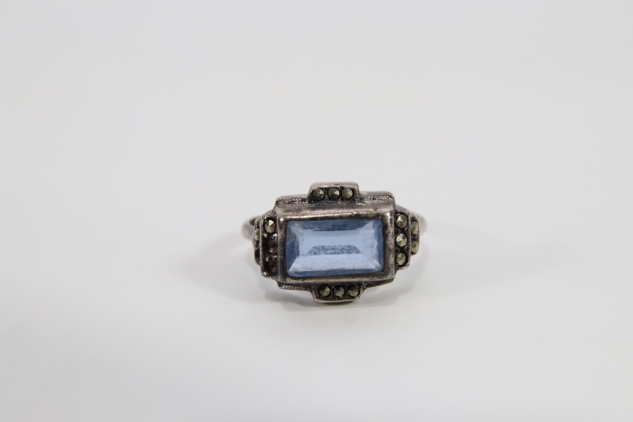 Ring i 830 sølv med blå stein og markasitter