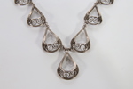 Halskjede med dråpeformede filigransledd
