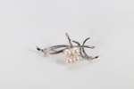 Brosje i sterling sølv med perler