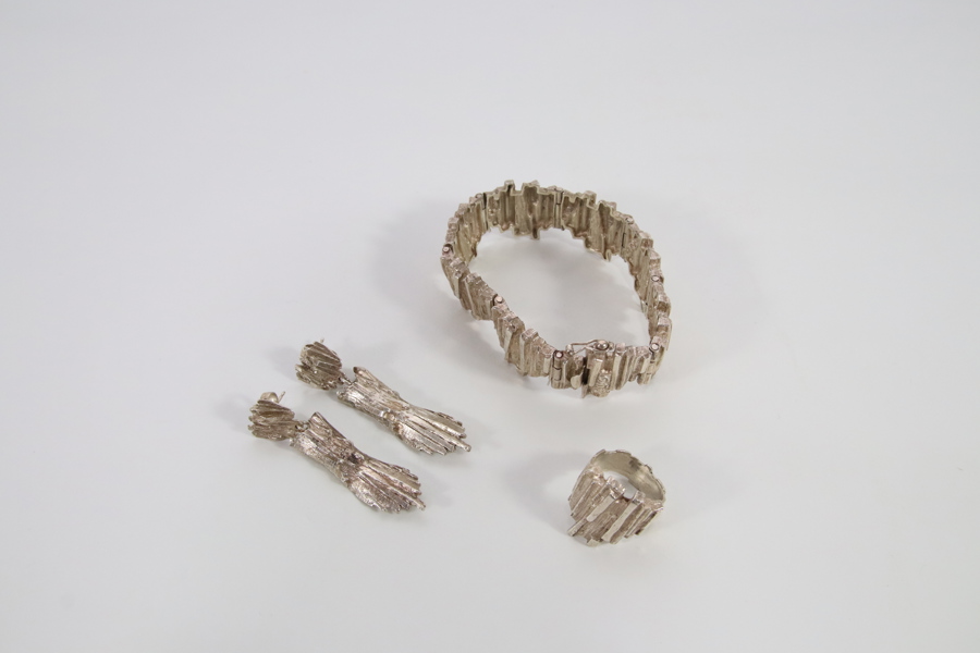 Smykkesett fra GAIA Design – armbånd, øredobber og ring, 1970-talls brutalistisk stil

