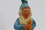 Tysk nissefigur i keramikk – håndmalt, blå og grønn drakt