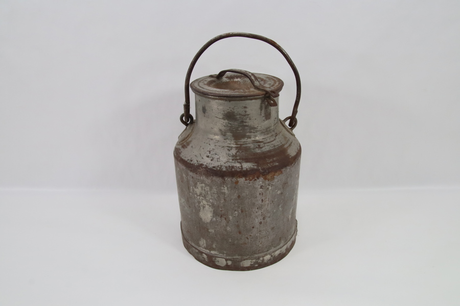 Lite melkespann i metall med lokk og hank
