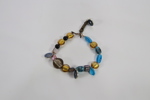 Fargerikt armbånd med glassperler og vedheng