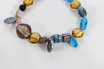 Fargerikt armbånd med glassperler og vedheng