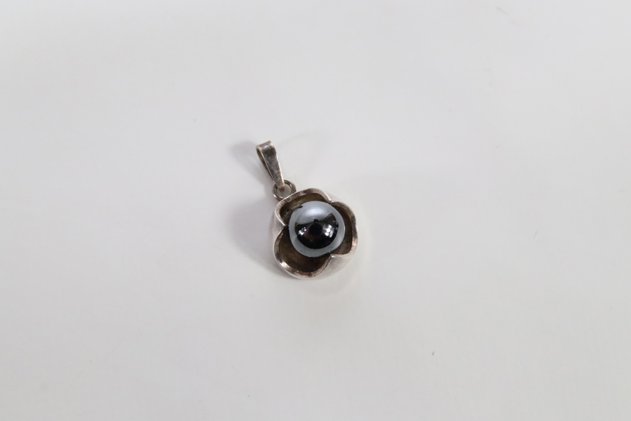 Anheng i sølv 835 med mørk perle i blomsterfatting