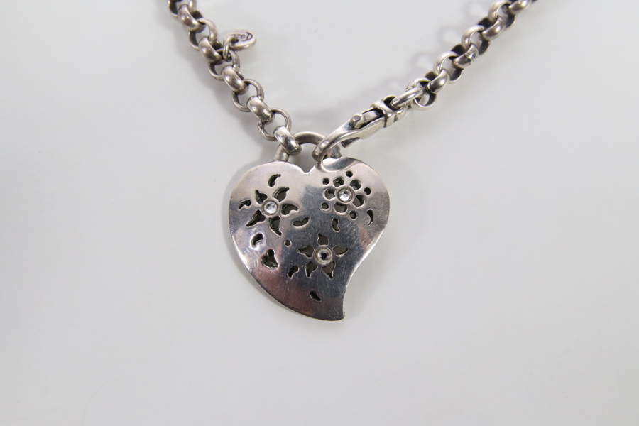 Halskjede i sølv 925 med hjerteanheng og blomstermotiv