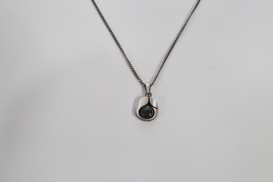 Halskjede i sølv 925 med anheng og mørk stein