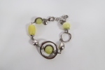 Armbånd med gule steiner og metalldetaljer, stemplet A&C