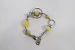 Armbånd med gule steiner og metalldetaljer, stemplet A&C