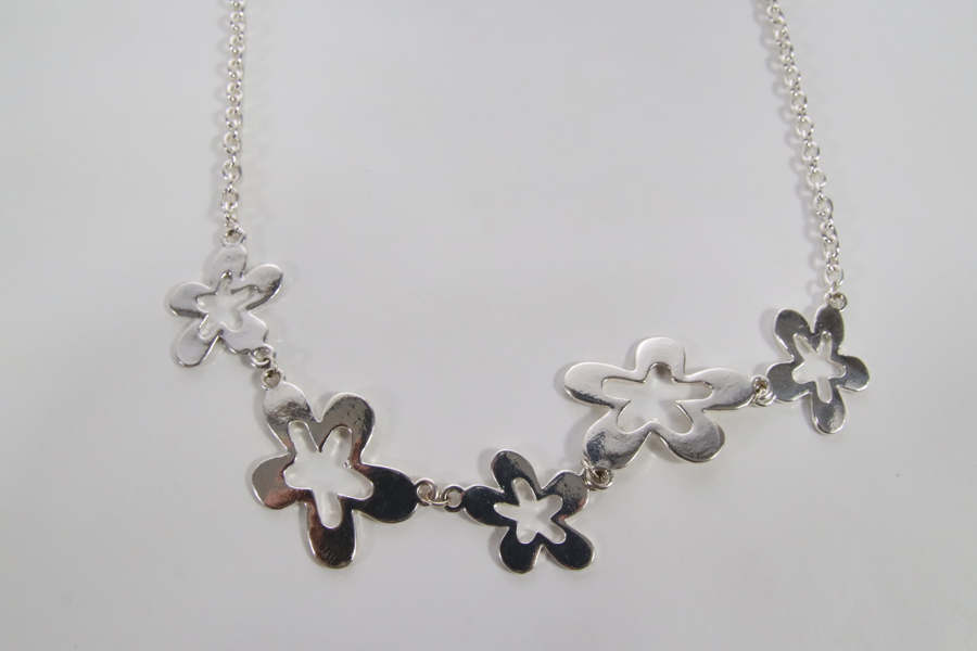 Halskjede med blomstermotiv i metall