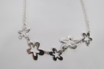 Halskjede med blomstermotiv i metall