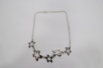 Halskjede med blomstermotiv i metall