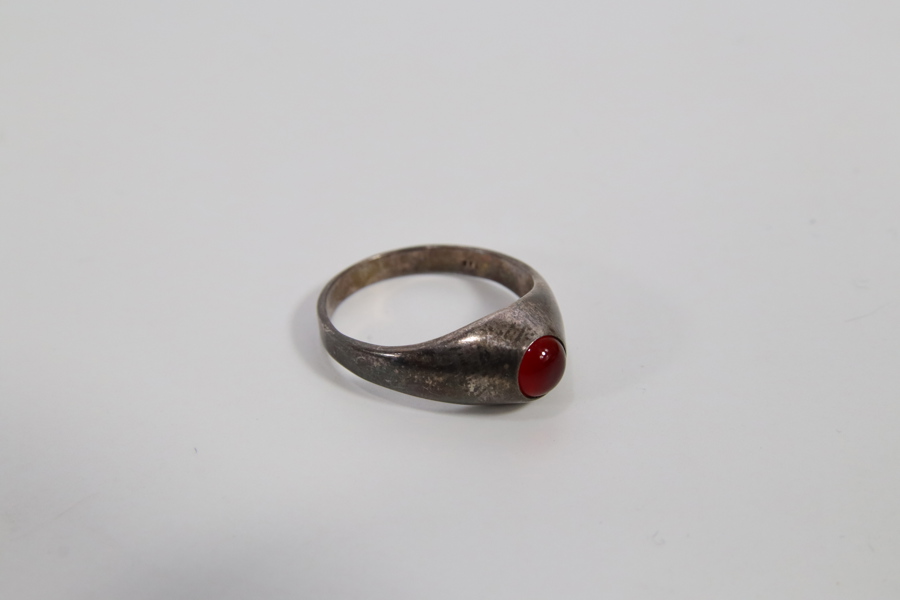 Ring i sølv 830 S med rød cabochon-stein