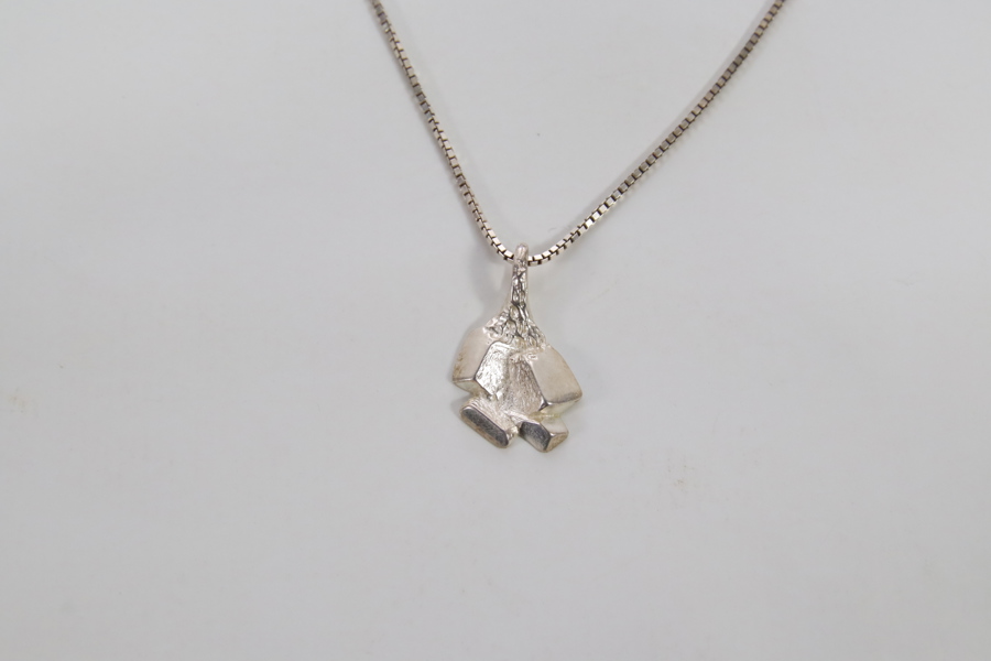 Lite anheng med kjede, stemplet 830
