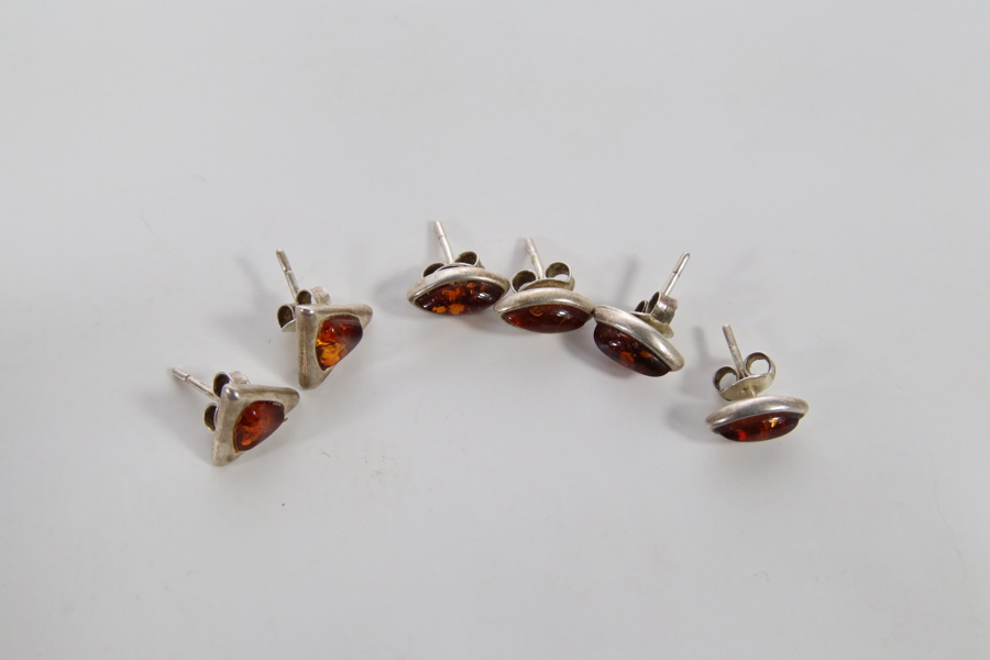 Tre par øredobber med ravfarget stein, stemplet 925
