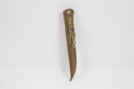 Kniv med slire, dekorert skaft og messingdetaljer
