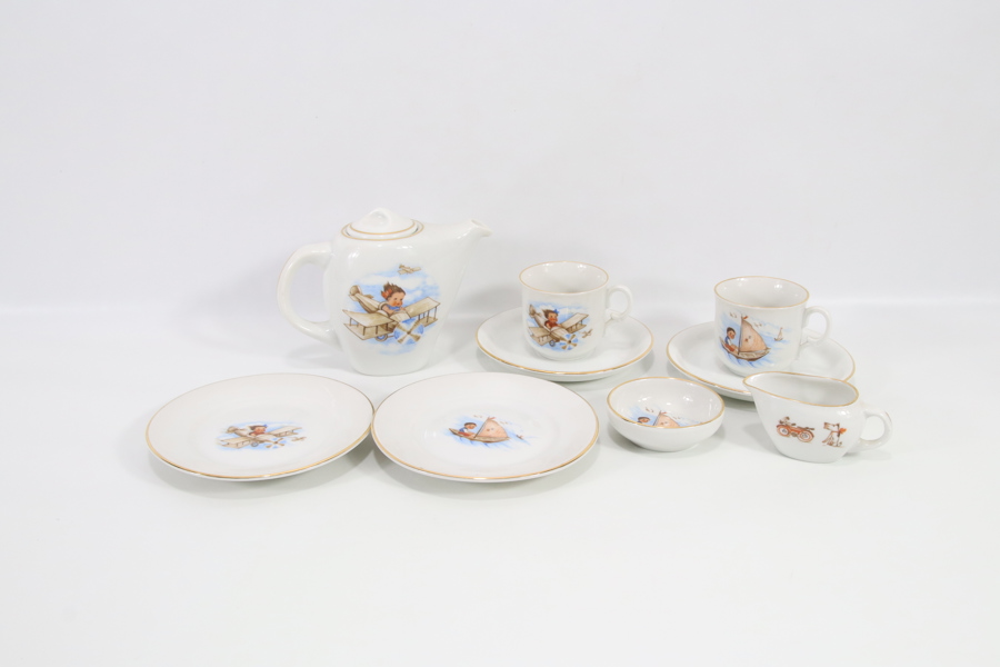 Porsgrund Porselen barneservise, motiv med gutt i fly og båt, ca. 1955–1956
