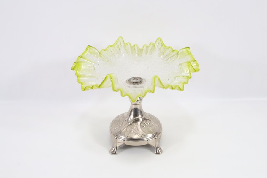 Dekorativt fat i opalin-glass med metallfot, art nouveau-stil
