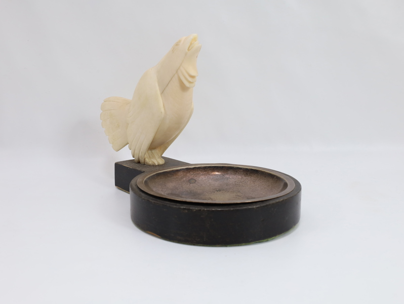 Skål med fugl i hvaltann – signert Meum
